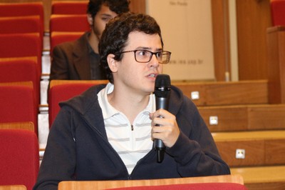 Ian Marques Porto Linares faz perguntas durante o debate