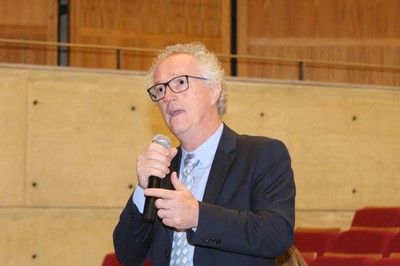 Luiz Henrique Catalani faz perguntas durante o debate