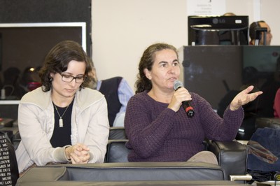 Participante do evento faz perguntas aos expositores