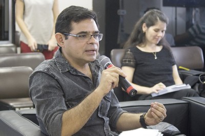 Saint-Claire Cordeiro da Trindade Júnior faz perguntas durante o debate