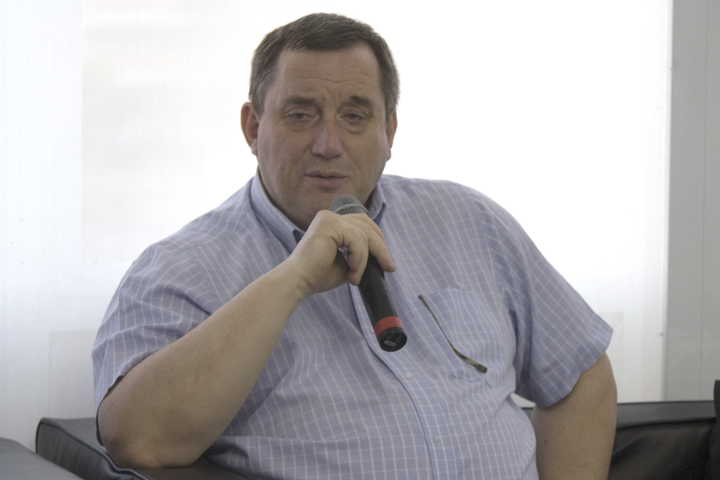Hervé Théry fala durante o debate