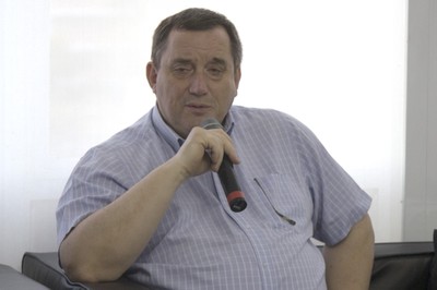 Hervé Théry fala durante o debate