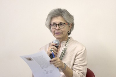 Neli Aparecida de Mello-Théry faz a abertura do evento e apresenta o expositor