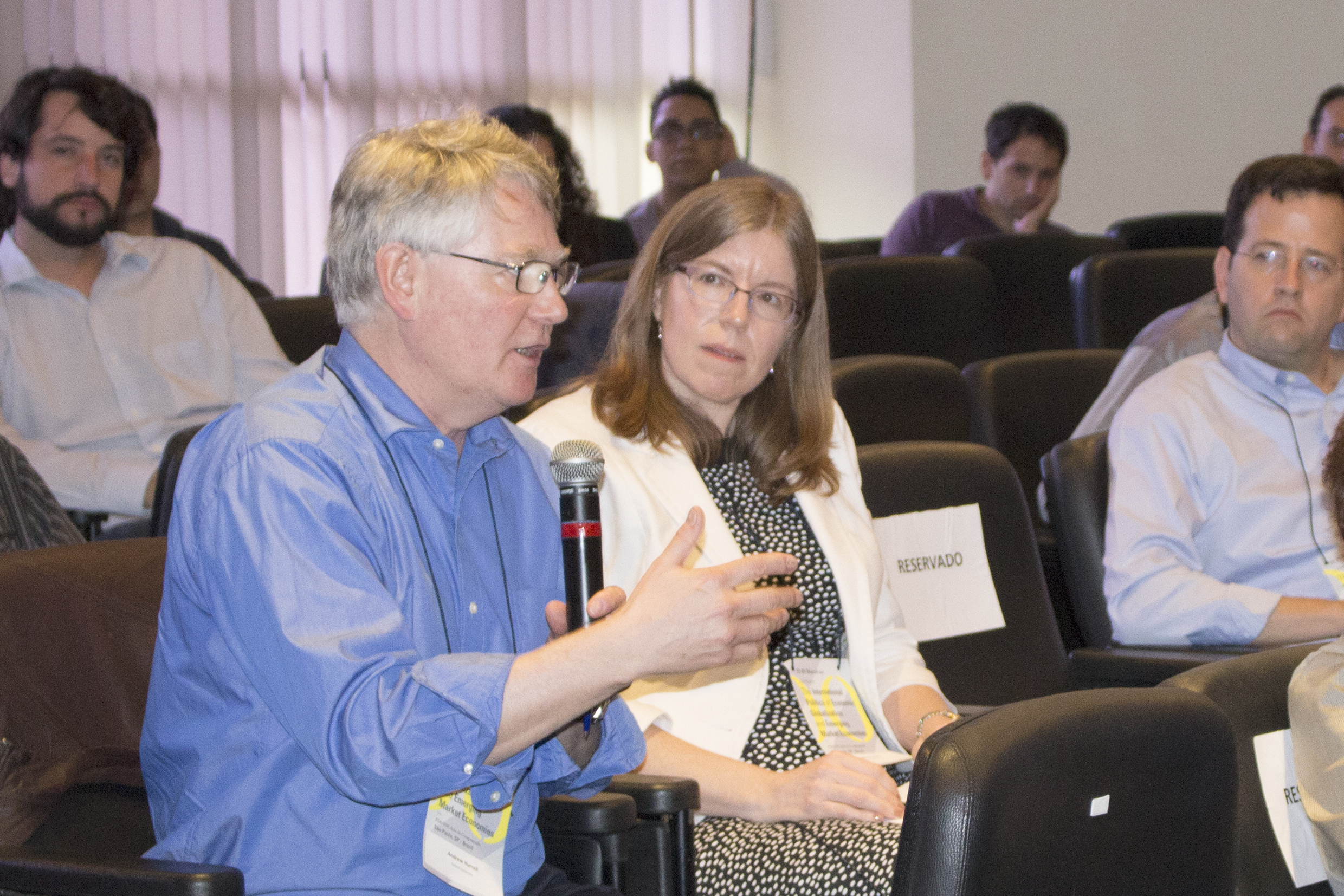 Andrew Hurrell faz perguntas aos expositores