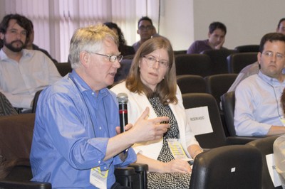 Andrew Hurrell faz perguntas aos expositores