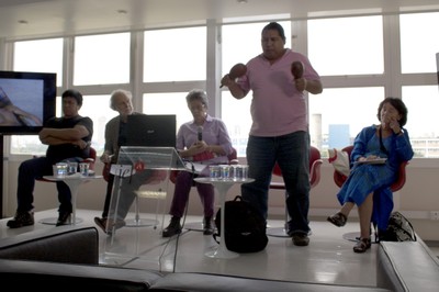 Kleber Rodrigues Meritororeu durante a apresentação do canto Bororo