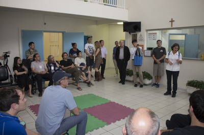 Ana Lydia Sawaya fala ao grupo sobre o CREN (Centro de Recuperação e Educação Nutricional) - Roteiro Científico-Cultural: Periferias <> Centralidades - 19 de abril de 2015