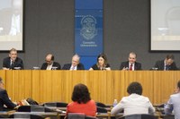 Abertura do debate O Futuro da Universidade, a partir da esquerda, John Heath,  Naomar de Almeida Filho, Marco Antonio Zago, Sabine Righetti, Carlos Vogt e Klaus Capelle