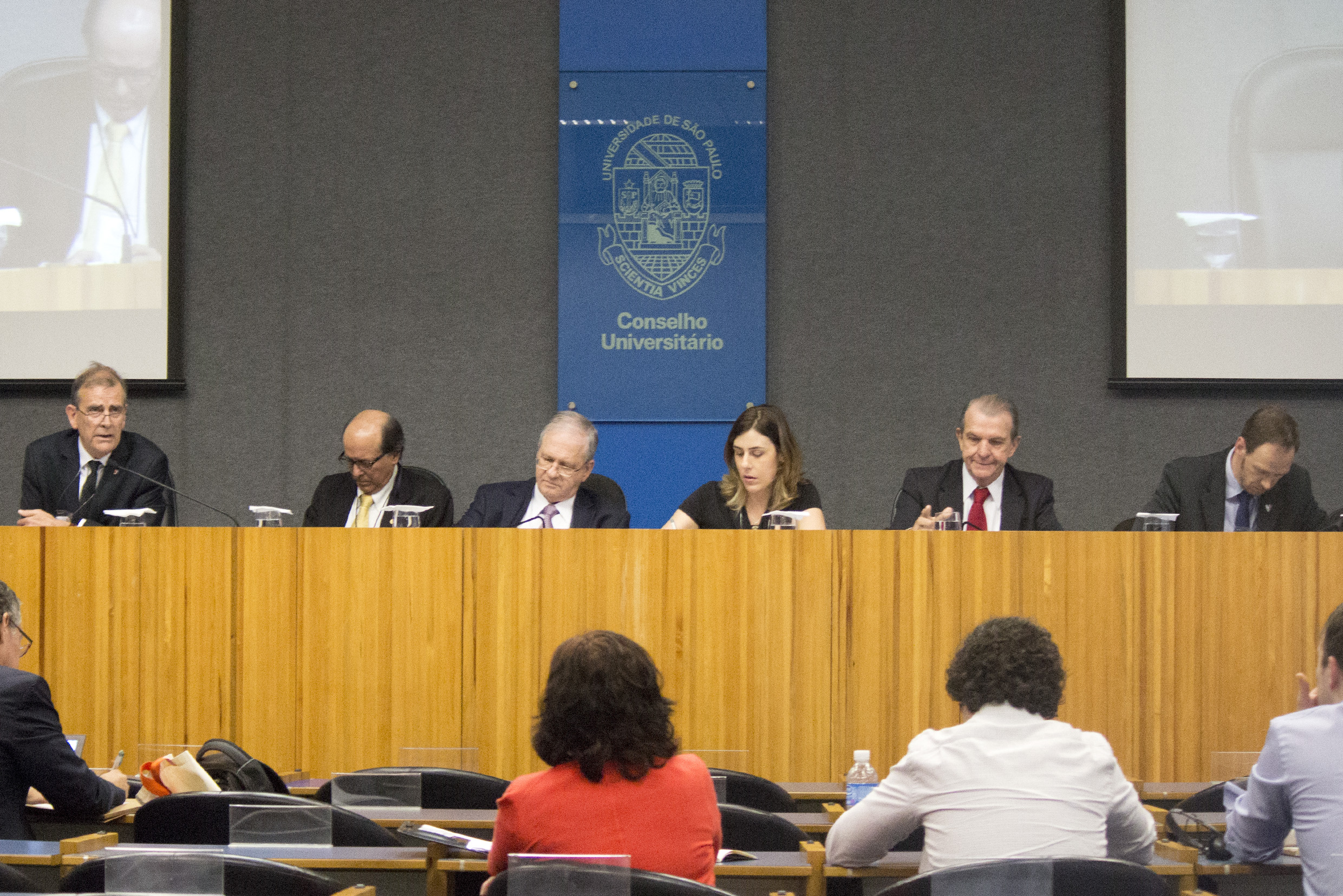 Abertura do debate O Futuro da Universidade, a partir da esquerda, John Heath,  Naomar de Almeida Filho, Marco Antonio Zago, Sabine Righetti, Carlos Vogt e Klaus Capelle