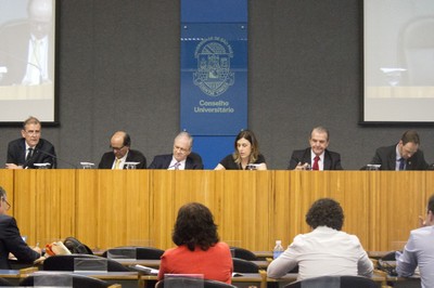 Abertura do debate O Futuro da Universidade, a partir da esquerda, John Heath,  Naomar de Almeida Filho, Marco Antonio Zago, Sabine Righetti, Carlos Vogt e Klaus Capelle