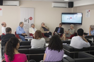 Sérgio Fausto, Francisco Weffort, José Álvaro Moisés, Bernardo Sorj, Marcus Melo e Lourdes Sola