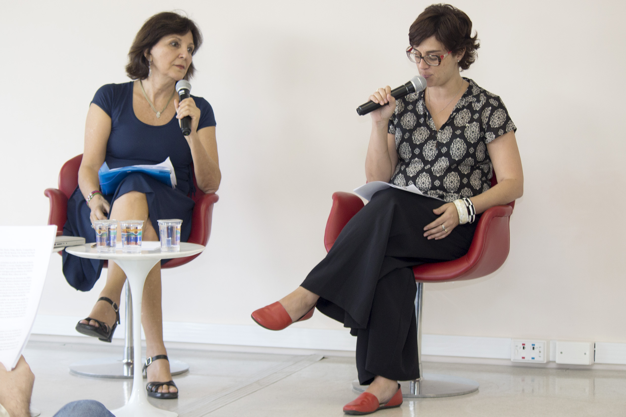 Juliana Cassano Cibim abre o evento e apresenta a expositora