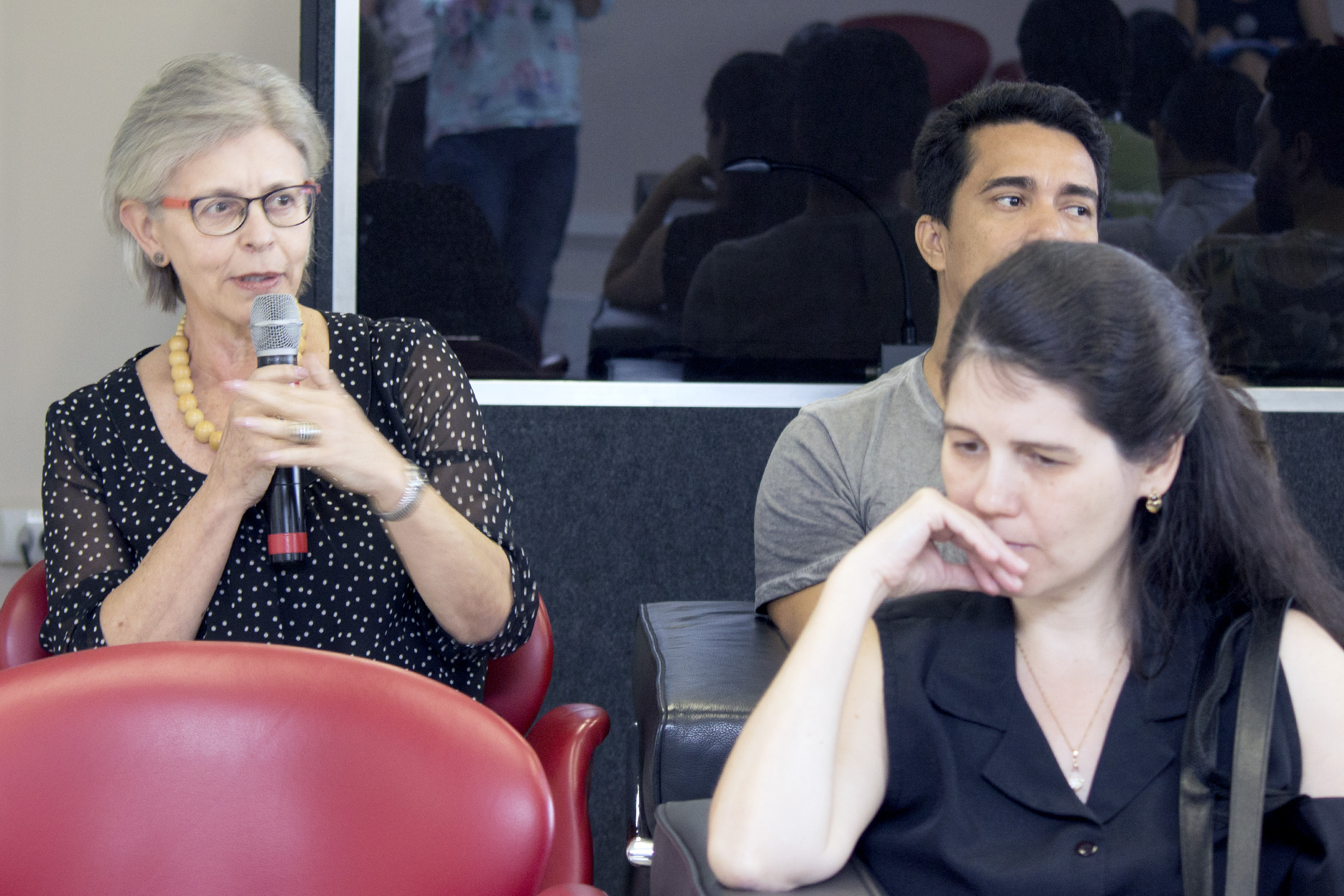 Neli Aparecida de Mello-Théry faz perguntas a expositora durante o debate