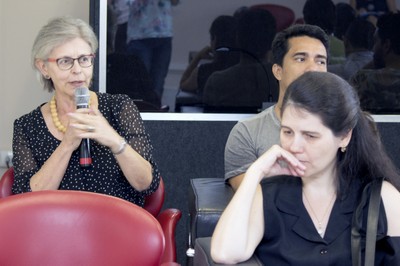 Neli Aparecida de Mello-Théry faz perguntas a expositora durante o debate