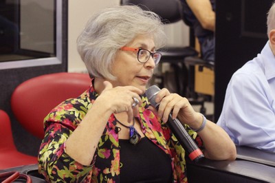 Neli Aparecida de Mello-Théry faz perguntas ao expositor