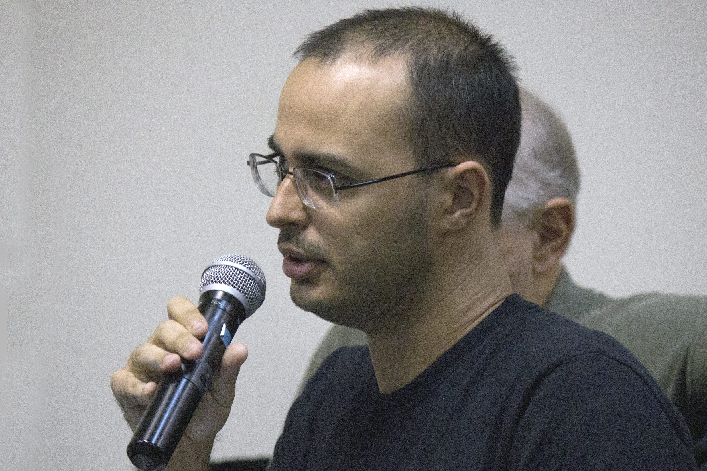 Participante do público faz perguntas durante o debate