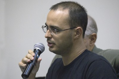 Participante do público faz perguntas durante o debate