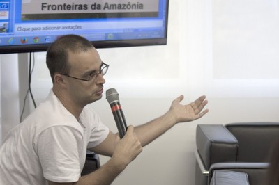 Diego Pinheiro de Menezes faz perguntas ao expositor