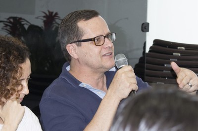 participante do público faz perguntas ao expositor