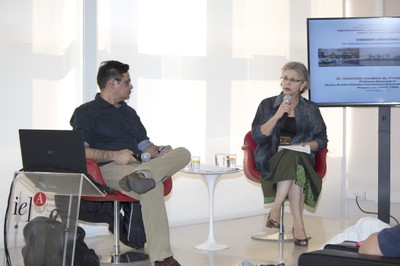 Neli Aparecida de Mello-Théry faz a abertura do evento e apresenta o expositor Saint-Clair Cordeiro da Trindade Júnior