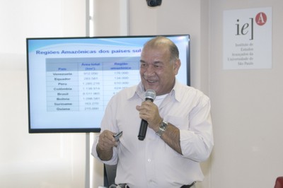Wanderley Messias da Costa inicia sua apresentação