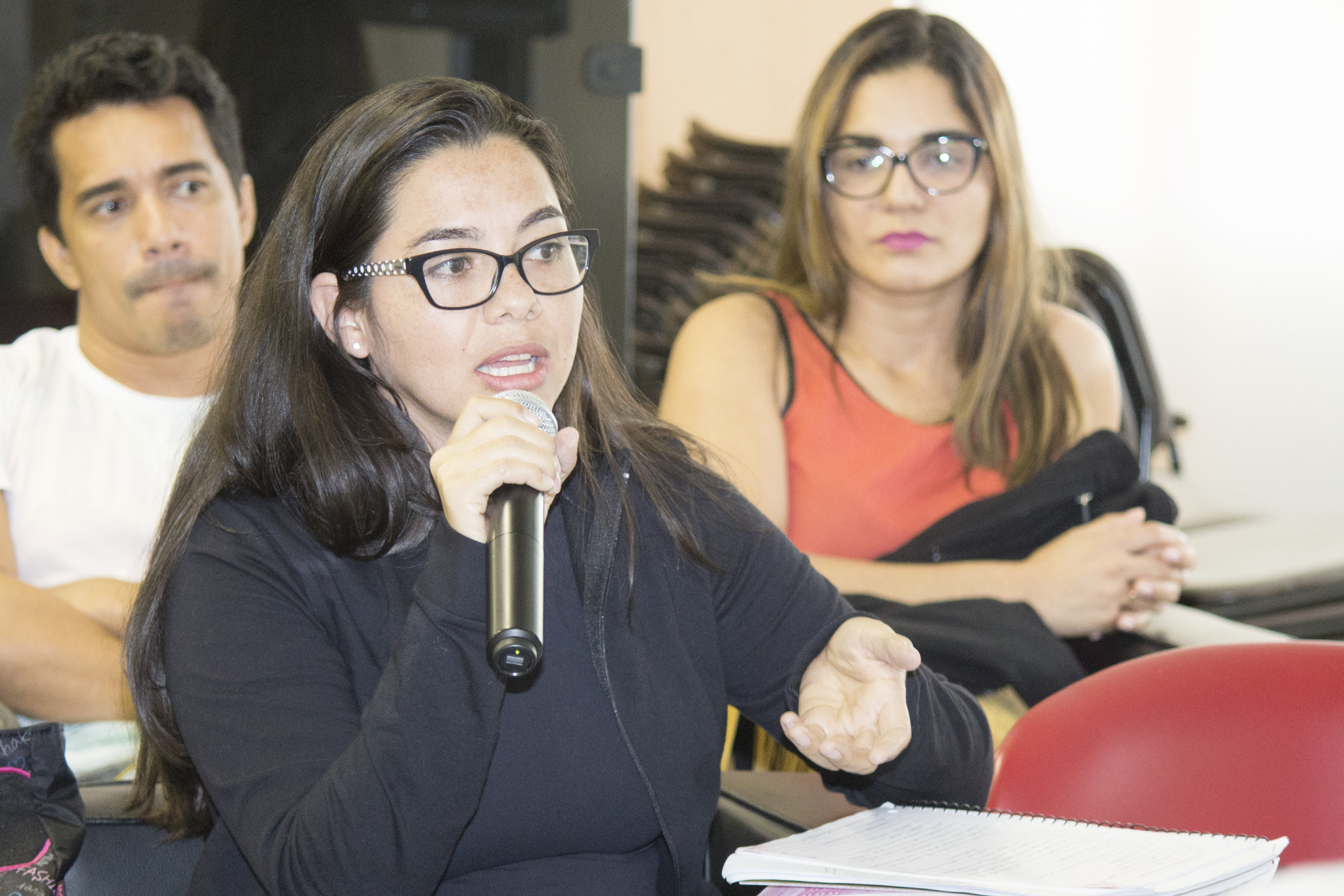 Mayka Brito Amaral faz perguntas ao expositor e abre o debate