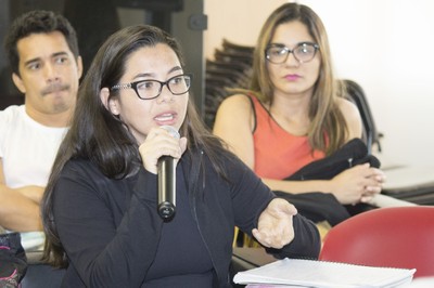 Mayka Brito Amaral faz perguntas ao expositor e abre o debate