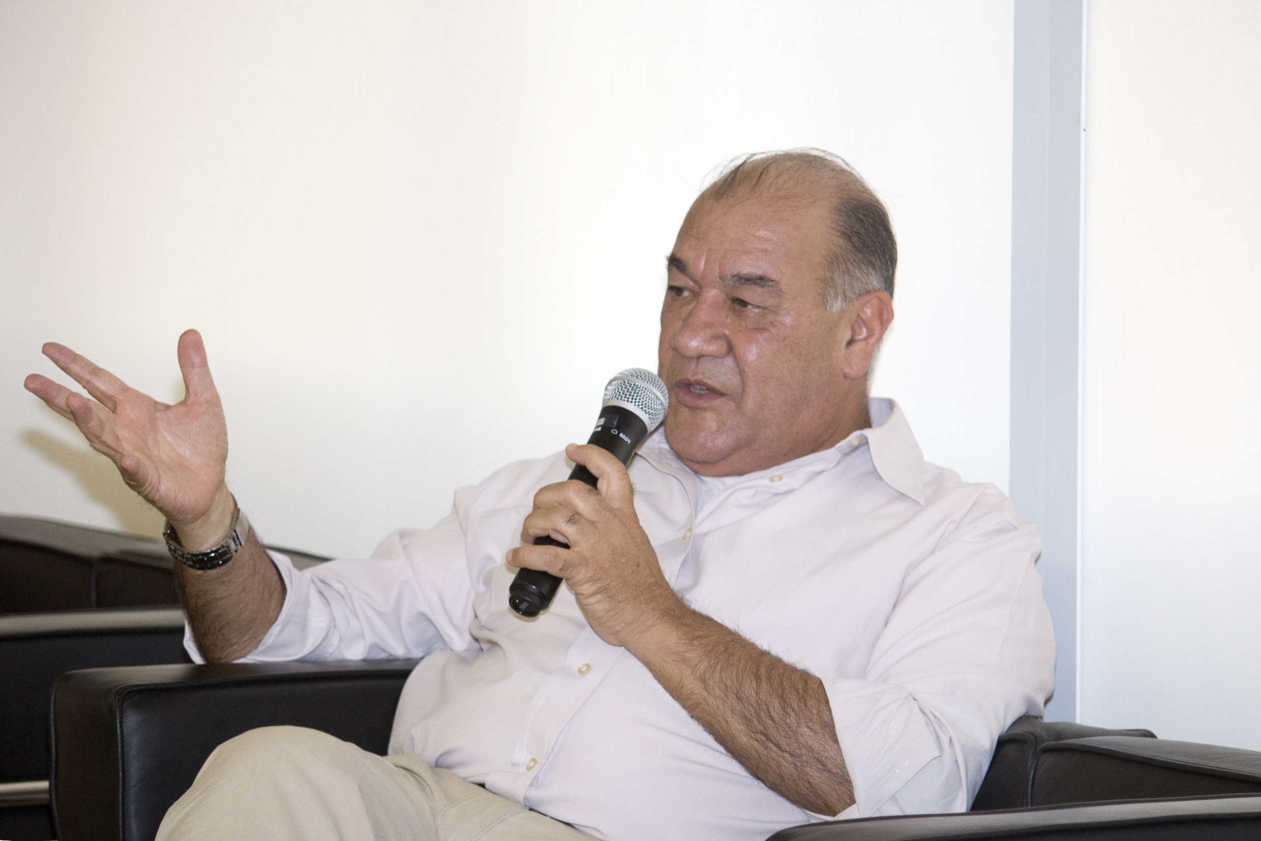 Wanderley Messias responde as perguntas durante o debate