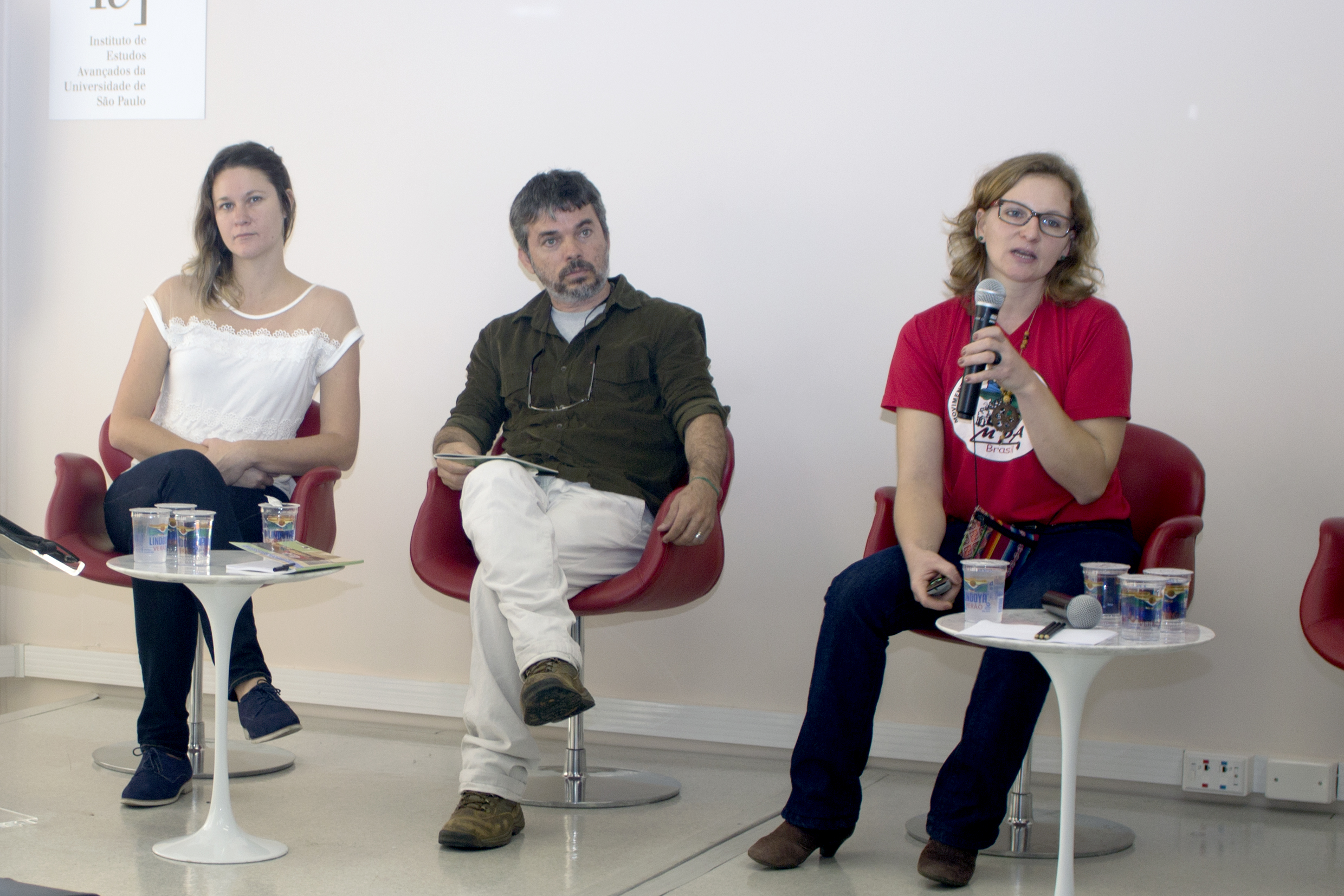 Rosiéle Cristiane Ludtke abre o evento e apresenta os expositores 