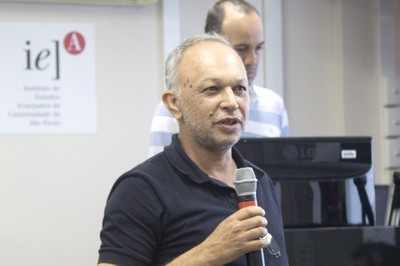 Participante do público faz perguntas durante o debate