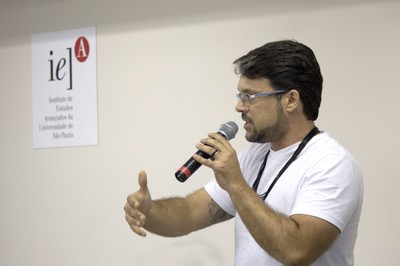 Participante do público faz perguntas durante o debate