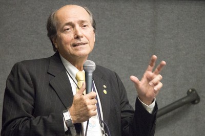 Naomar de Almeida Filho durante sua apresentação no debate "O Futuro das Universidades" - 24 de abril de 2015