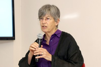 Helen Longino inicia sua apresentação