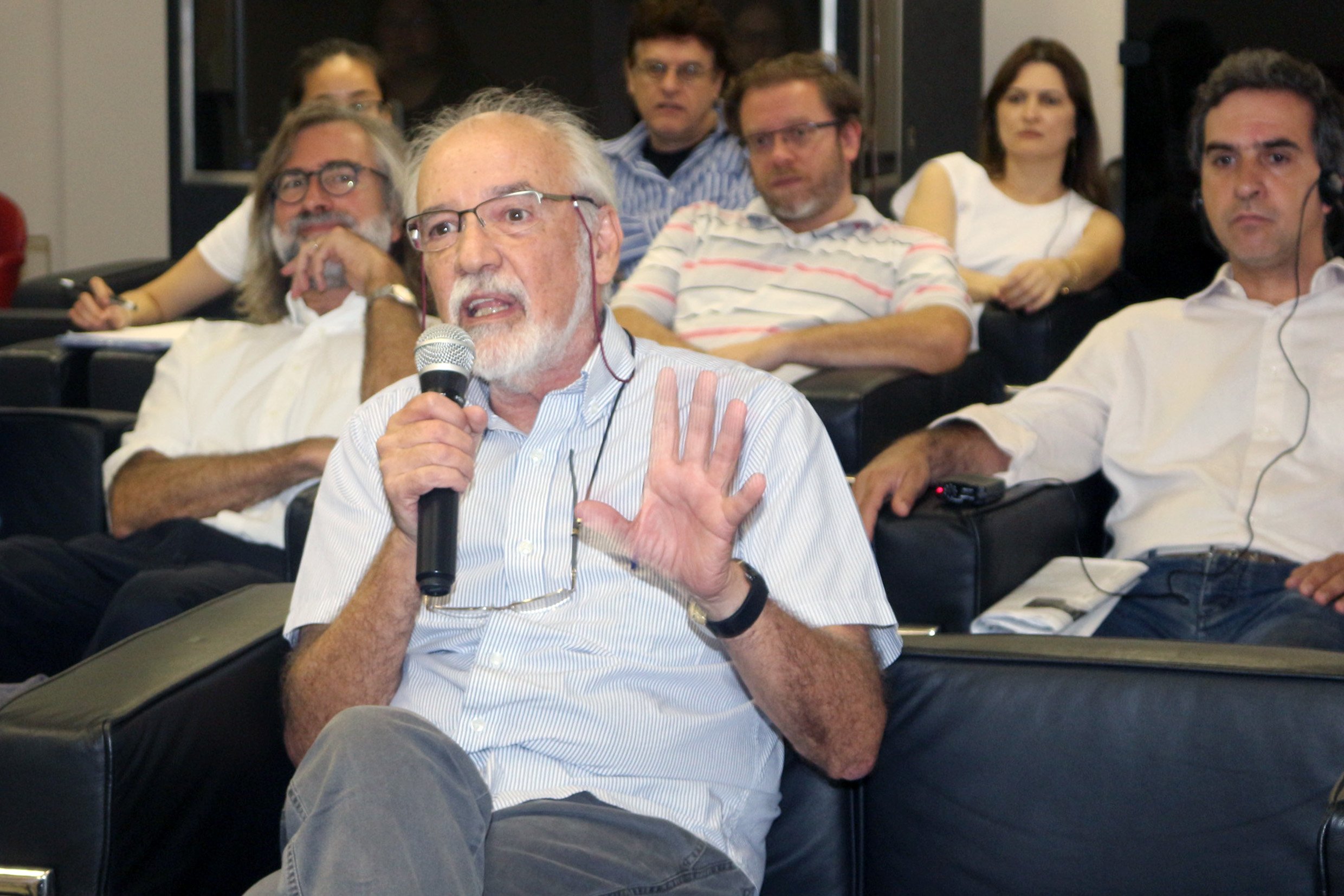 Marcos Barbosa de Oliveira faz perguntas durante o debate 
