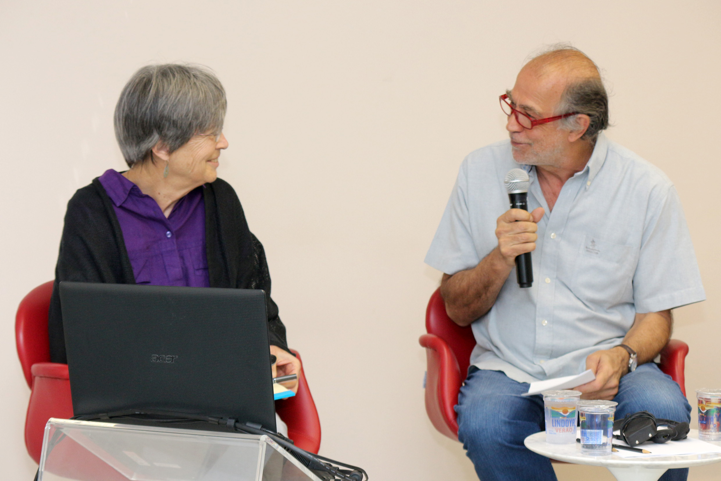 Pablo Mariconda abre o evento e dá as boas vindas à Helen Longino