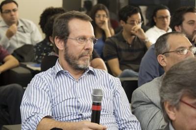 Zeki Naal fala durante o debate