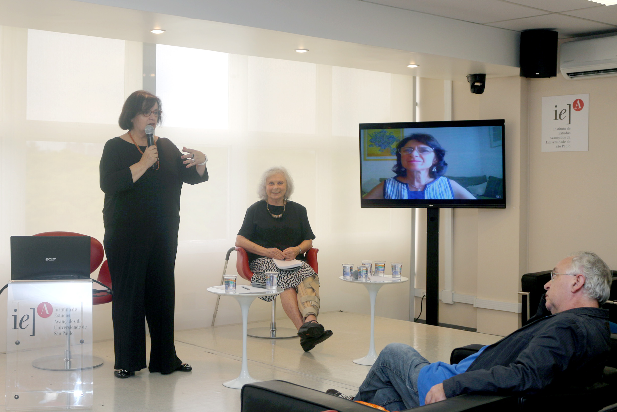 Eda Tassara abre o evento e apresenta as expositoras