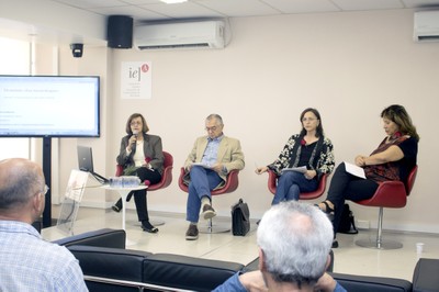 Maria Antonieta Leopoldi, inicia sua apresentação em homenagem a Hermínio Martins