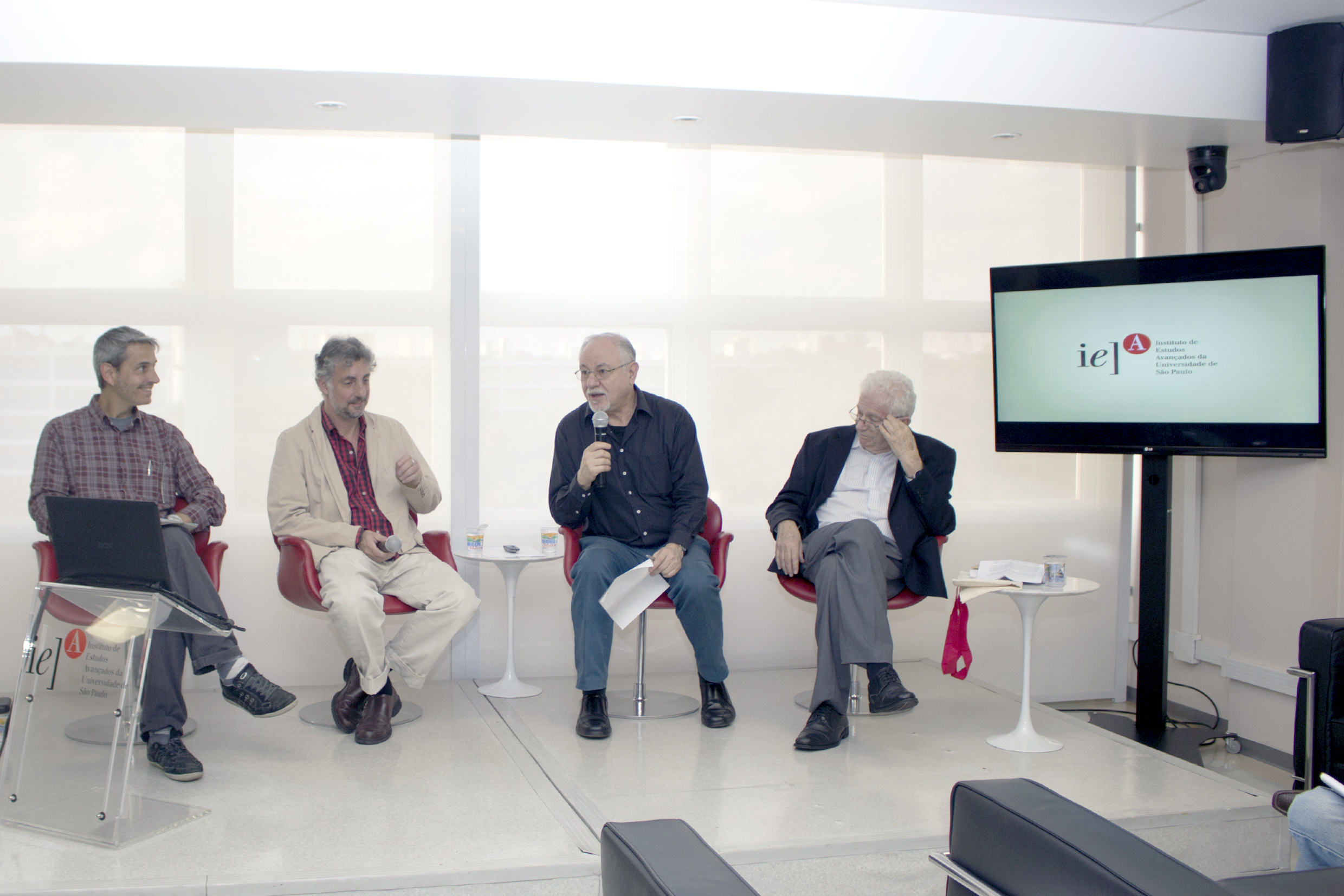 Bernardo Sorj abre o evento e apresenta o expositor e os debatedores