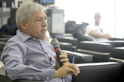 Celso Fonseca faz perguntas aos expositores