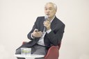 Roberto Agune responde as perguntas durante o debate