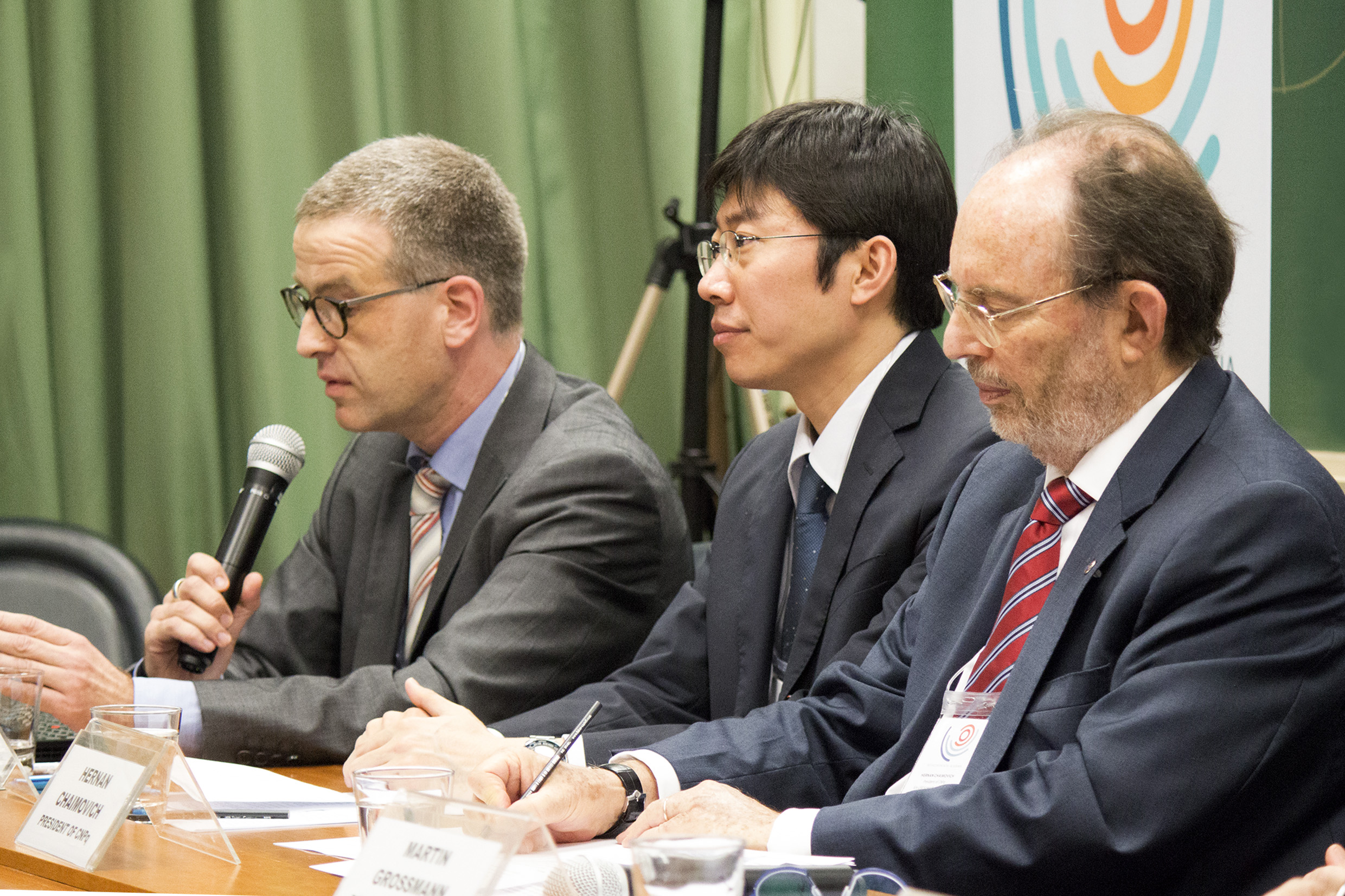 Carsten Dose, Dapeng Cai e Hernan Chaimovich