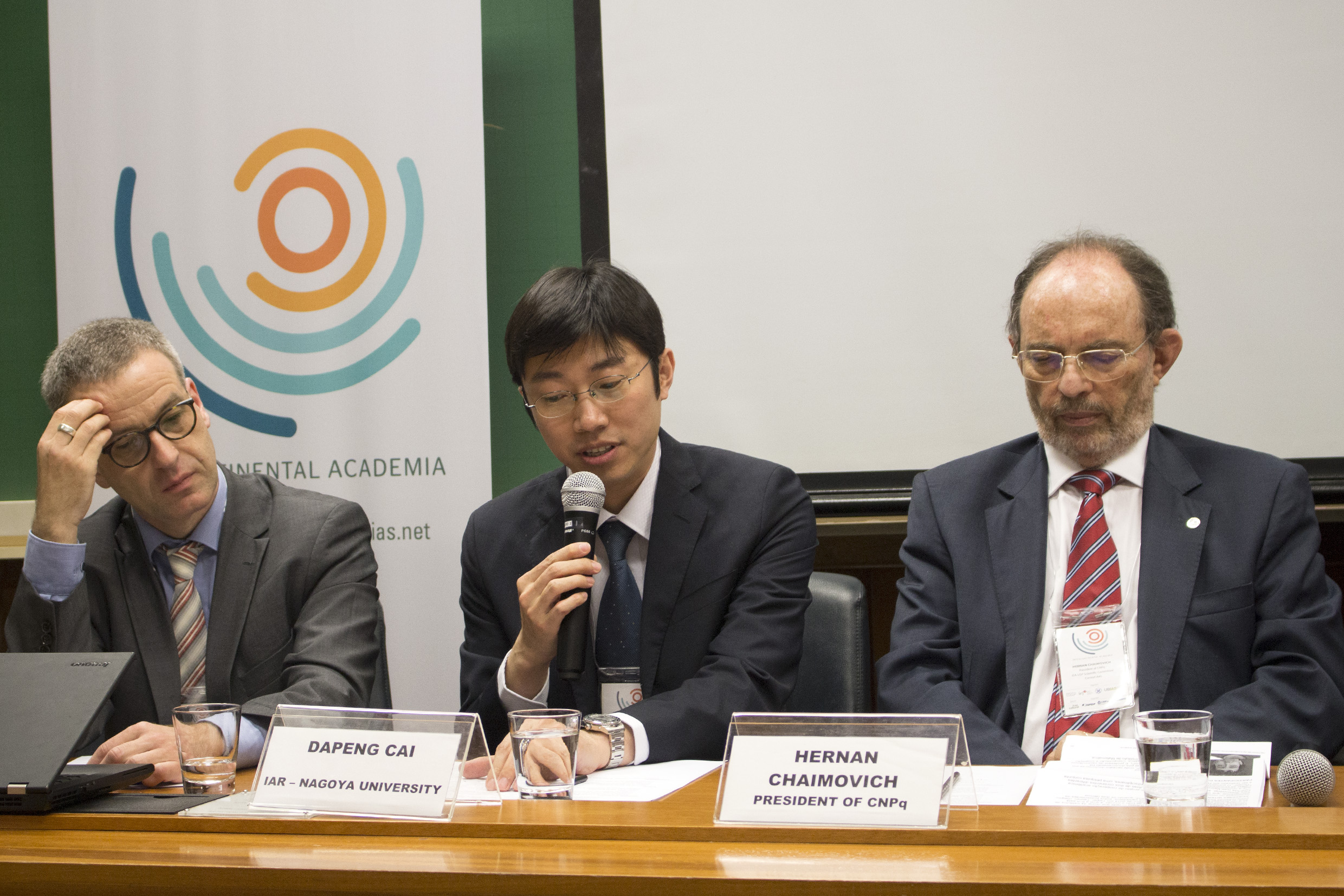 Carsten Dose, Dapeng Cai e Hernan Chaimovitch