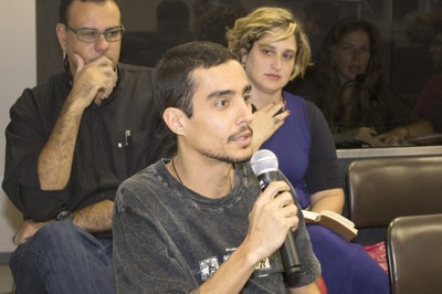 Aluno da EACH - USP faz perguntas durante o debate 