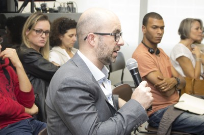 Participante do público faz perguntas ao expositor durante o debate