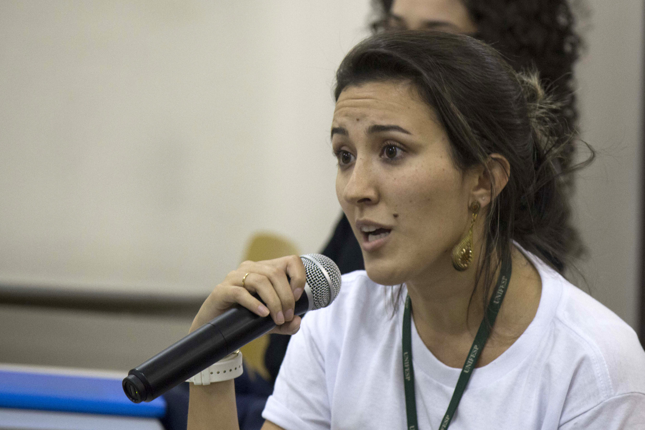 Participante do público faz perguntas aos expositores