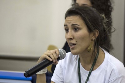 Participante do público faz perguntas aos expositores