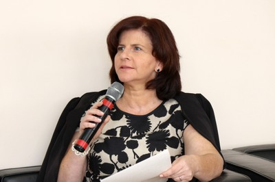 Andrea Edwards participa do debate
