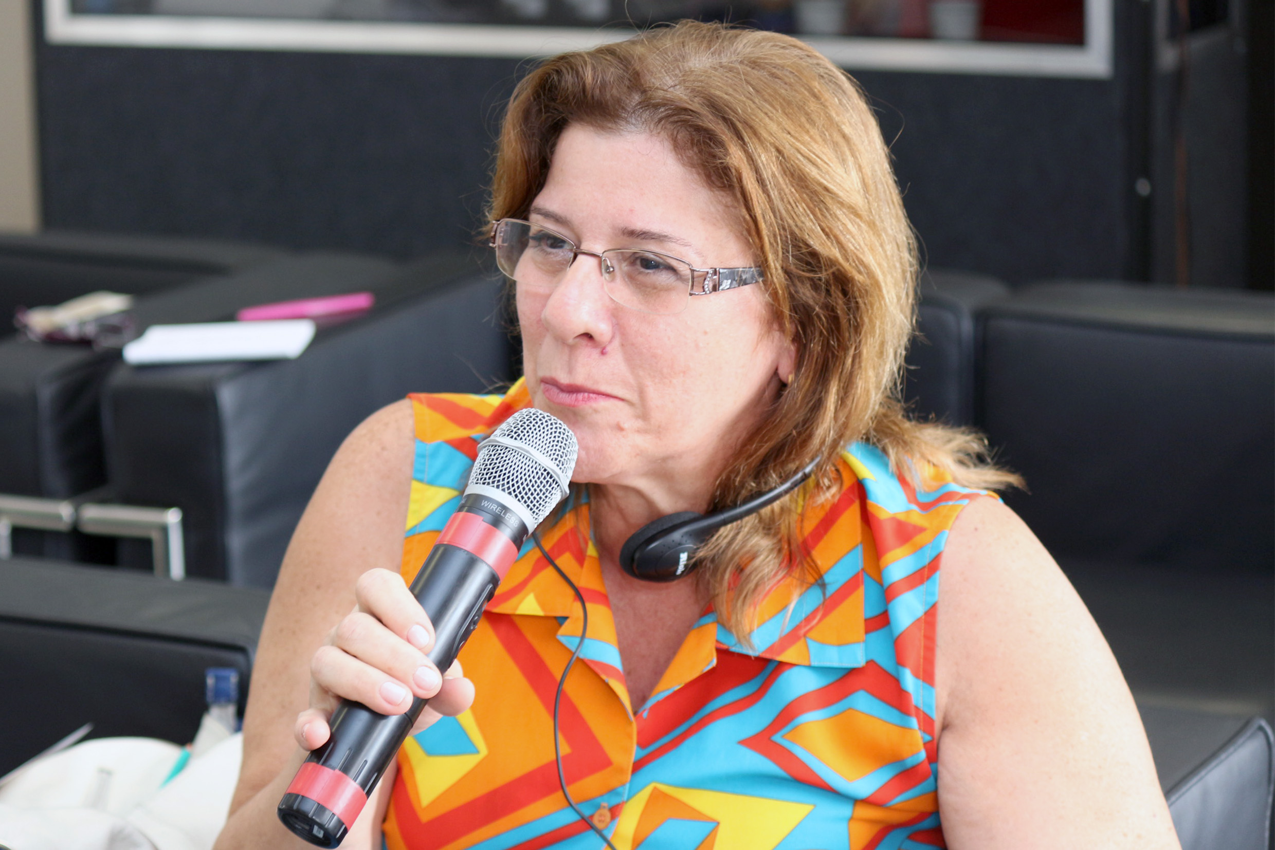 Beatriz Gutierrez faz perguntas ao expositor