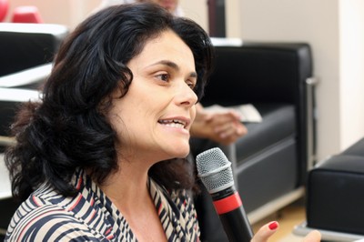 Denise Mazzaferro faz perguntas ao expositor